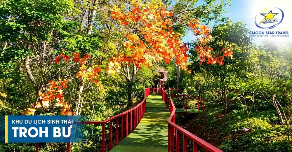 Lối đi lan can đỏ dưới tán cây tại khu du lịch sinh thái Troh Bư
