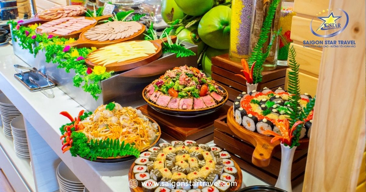 Buffet đa dạng tại khu du lịch Sơn Tiên