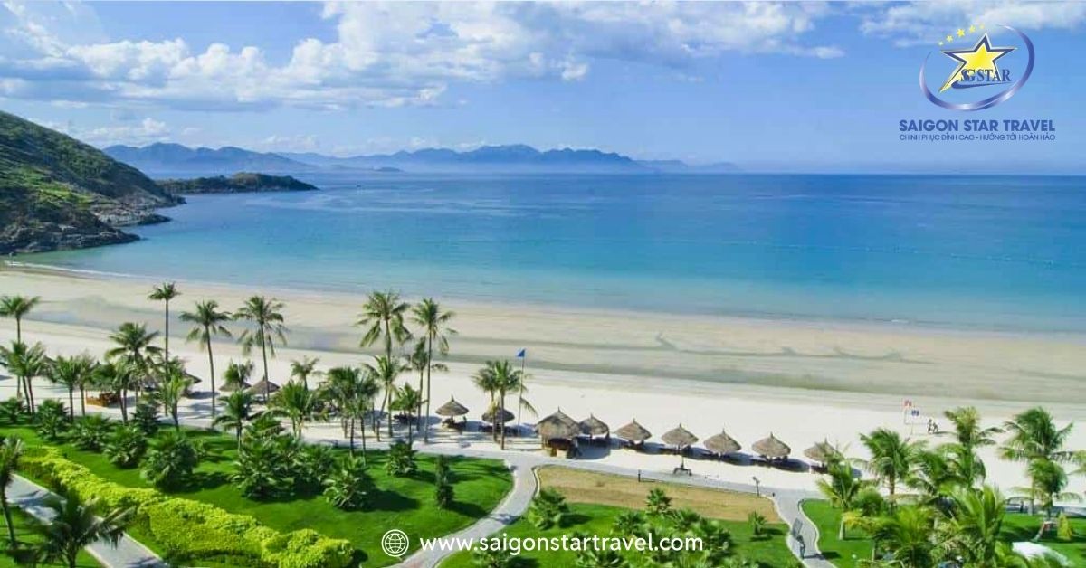 Bãi biển Mỹ Khê Đà Nẵng trong xanh rực rỡ vào mùa khô từ tháng 2 đến tháng 8