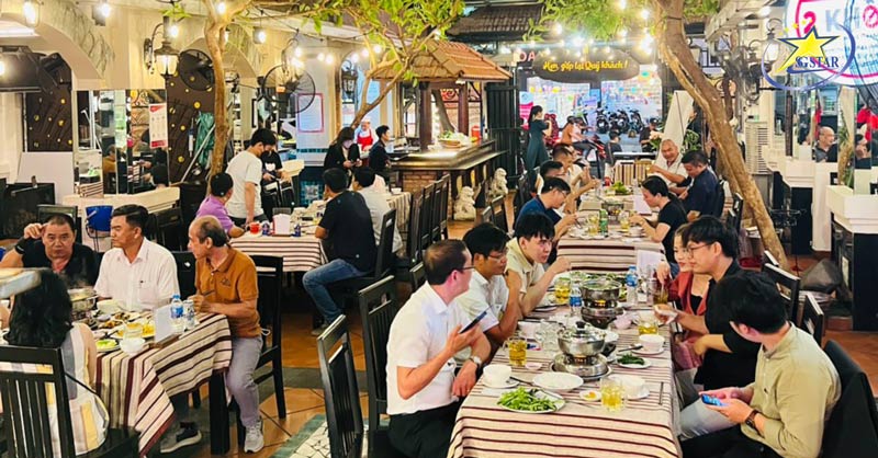 Hàng quán nhộn nhịp đông đúc vào dịp Tết
