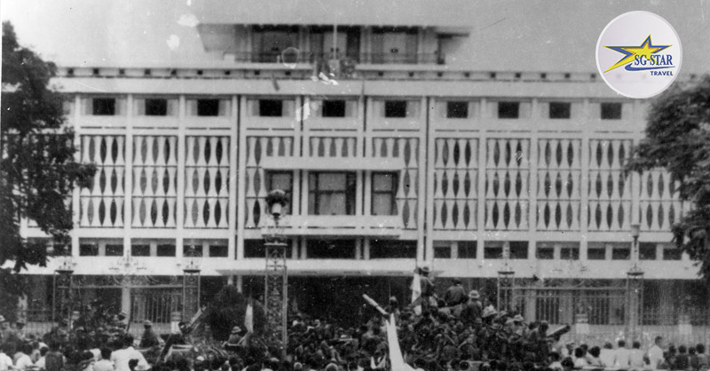 30 Tháng 4 Là Ngày Gì? Ngày 30 Tháng 4 Mùng 1 Tháng 5 Có Ý Nghĩa Gì? | Saigon Star Travel la-co-viet-nam-duoc-keo-cao-tren-noc-dinh-doc-lap