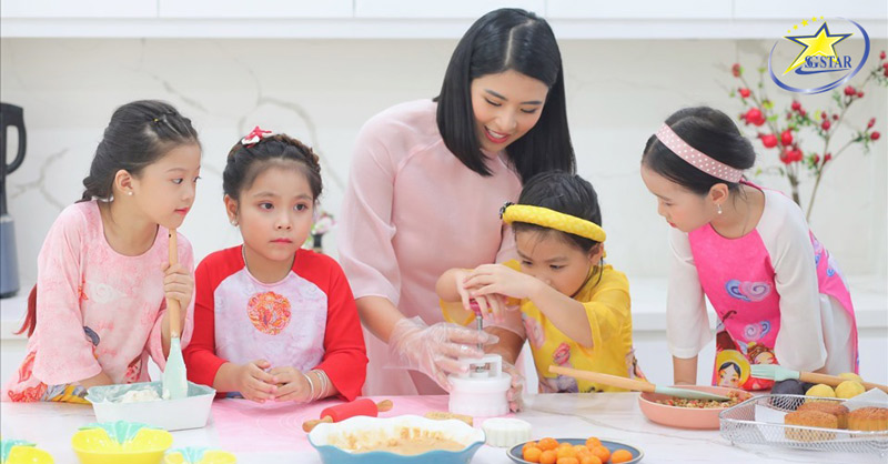 Làm bánh Trunng Thu là hoạt động vô cùng ý nghĩa để gắn kết tình thân 