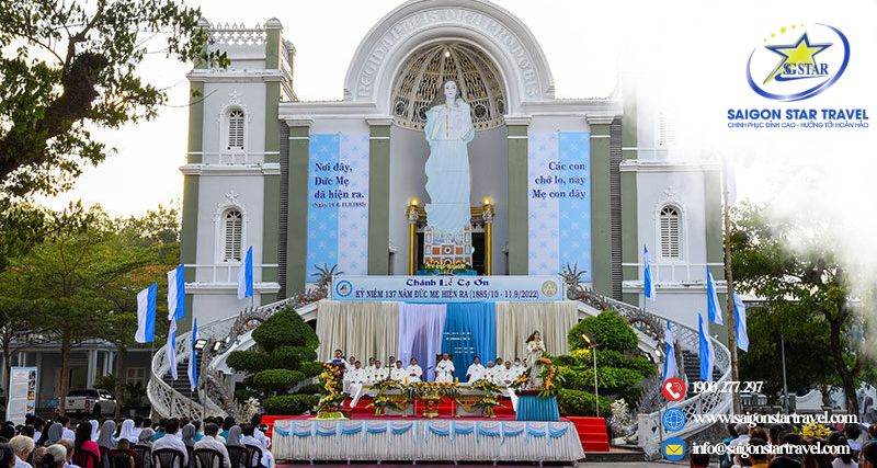 Làm lễ tại đền thờ Đức Mẹ Trà Kiệu