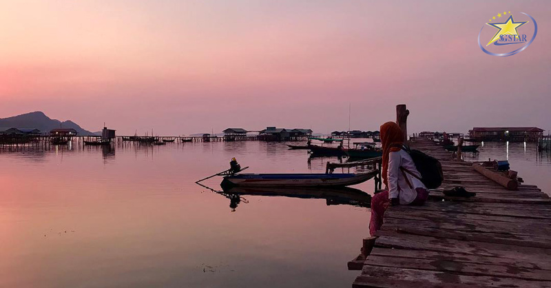 Ngồi trên cầu Hàm Ninh ngắm biển rất yên bình và thư giãn 