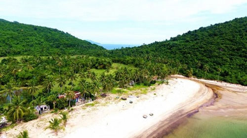 lang-van-da-nang-ngoi-lang-binh-di-duoi-chan-deo-hai-van-1