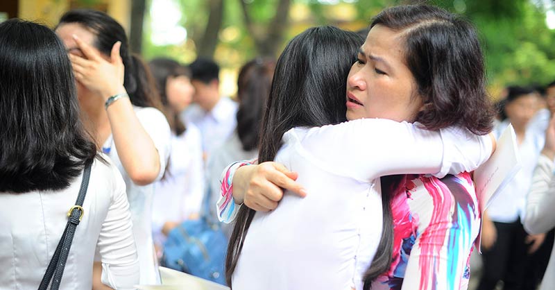 Lịch sử và Ý nghĩa của Ngày Nhà Giáo Việt Nam 20/11 | Saigon Star Travel Học sinh bày tỏ tình cảm với cô giáo của mình