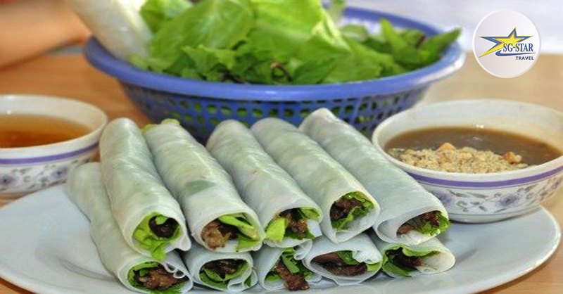 Miền Trung lại khá nổi tiếng với món bánh ướt cuốn thịt nướng được xuất xứ từ cố đô Huế.