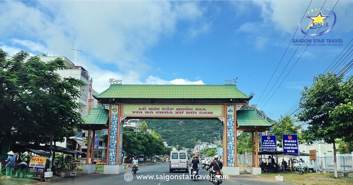Cổng chào Lễ hội cấp Quốc gia Vía Bà Chúa Xứ Núi Sam trên đường Tân Lộ Kiều Lương