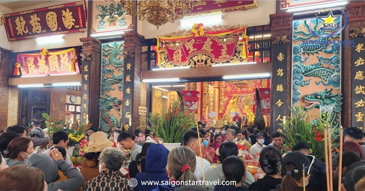 Rất đông khách hành hương tập trung chiêm bái và cúng lễ bên trong chính điện Miếu Bà