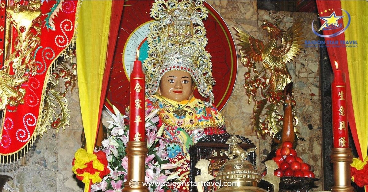 Cận cảnh tượng Bà Chúa Xứ Núi Sam được trang hoàng uy nghiêm trong chính điện