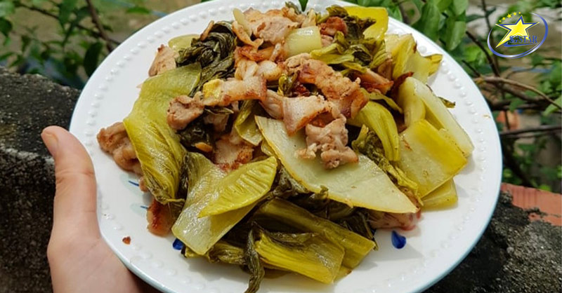 Dưa cải muối chua giòn làm món nhậu ngày Tết
