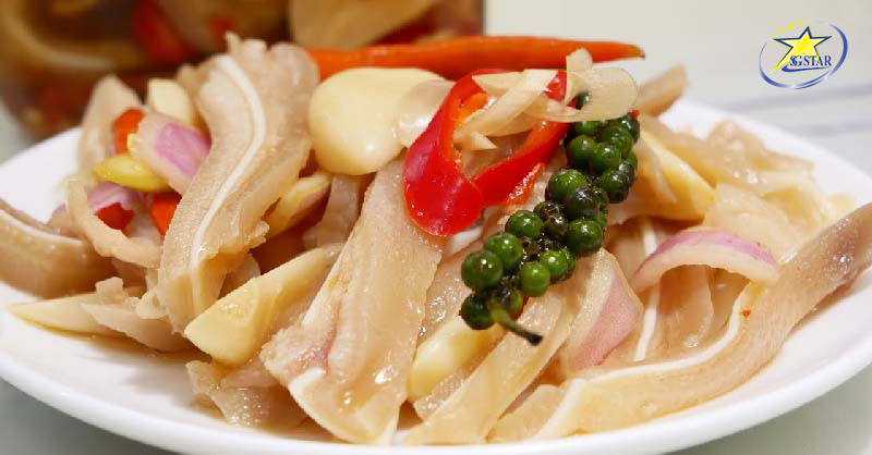 Tai heo ngâm mắm ăn cơm cũng ngon mà nhâm nhi cùng bạn bè cũng ngon
