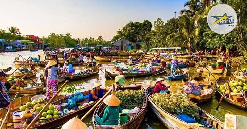 Một góc chợ nổi Cái Răng sôi nổi vào buổi sớm mai