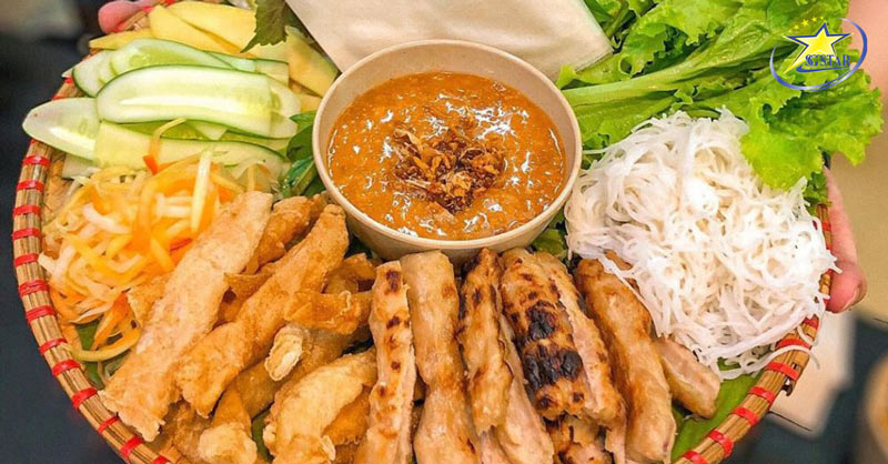 Thưởng thức nem nướng - du lịch Nha Trang mùa thu