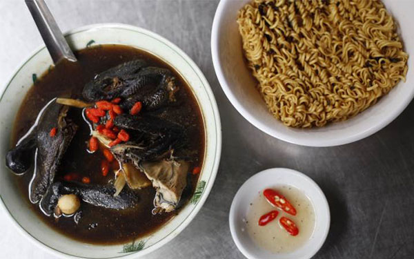 Nên ăn gì khi “lạc” vào con phố ẩm thực Tống Duy Tân - Hà Nội | Saigon Star Travel nen-an-gi-khi-lac-vao-con-pho-am-thuc-tong-duy-tan-ha-noi-6