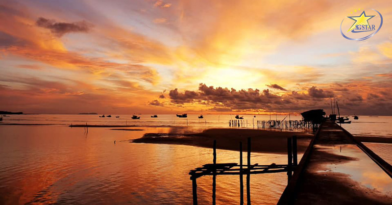 Du lịch Làng Chài Hàm Ninh Phú Quốc ăn gì, chơi gì? | Saigon Star Travel Ánh cam hoàng hôn ở Làng chài Hàm Ninh Phú Quốc
