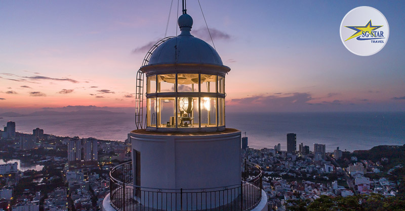 30/4 Ở Vũng Tàu Có Gì Vui? Nên Đi Chơi Ở Đâu Vũng Tàu? | Saigon Star Travel Ngọn Hải Đăng qua khung ảnh của một vị khách du lịch
