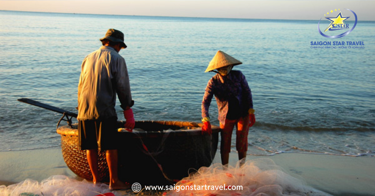 Ngư dân đánh bắt cá vào sáng sớm
