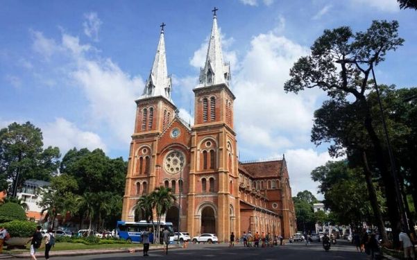 nha tho duc ba kham pha kien truc ton giao doc dao o ho chi minh 1