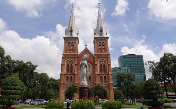 nha tho duc ba kham pha kien truc ton giao doc dao o ho chi minh 8
