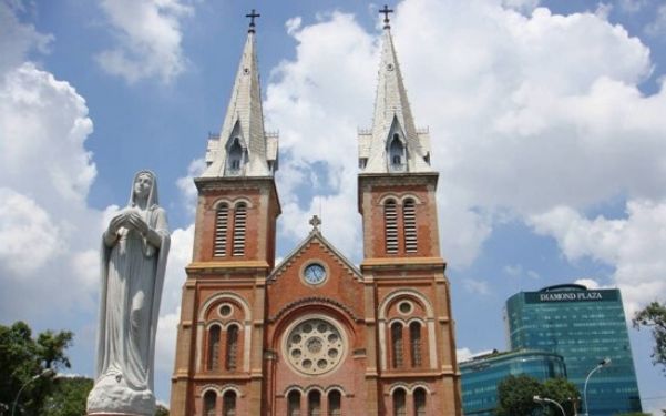 nha tho duc ba kham pha kien truc ton giao doc dao o ho chi minh 9