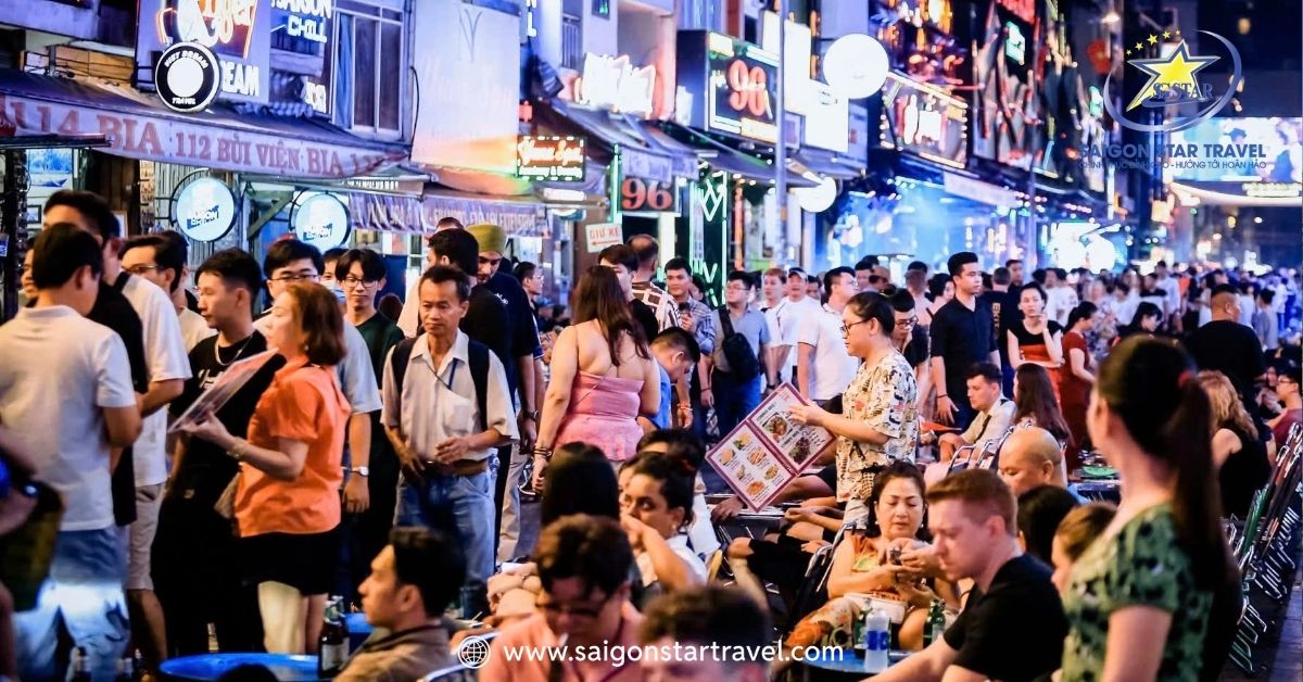 Lượng khách đông đúc tại phố Bùi Viện