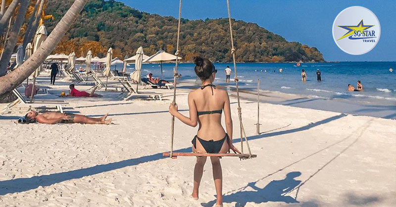 Phơi nắng và tắm biển là hoạt động không thể thiếu