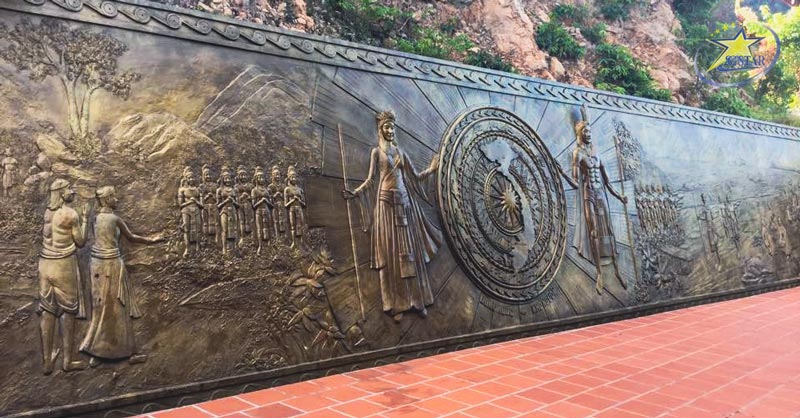 Chùa Hộ Quốc Phú Quốc - Điểm Đến Linh Thiêng Giữa Lòng Đảo Ngọc | Saigon Star Travel Phù điêu Âu Cơ - Lạc Long Quân và bản đồ Việt Nam