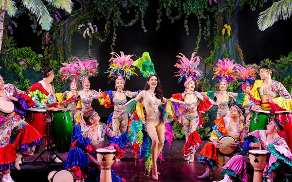 Phuket Thái Lan có gì hấp dẫn du khách đến vậy? | Saigon Star Travel Các vũ công tại Simon Cabaret Show