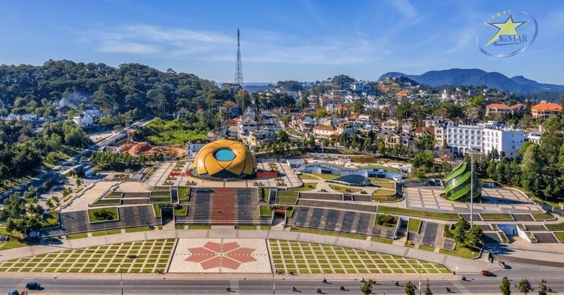 Vui chơi và dạo quanh quảng trường Lâm Viên Đà Lạt - Tour du lịch Mũi Né Đà Lạt 4n3đ