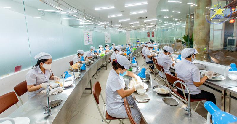 Tham quan khu vực sơ chế tổ Yến ở Nhà Yến Nha Trang
