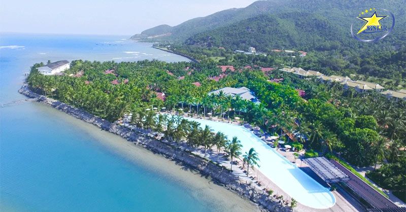 Top 6 resort Nha Trang gần biển với view cực đẹp | Saigon Star Travel Toàn cảnh Diamond Bay Resort & Spa từ trên cao