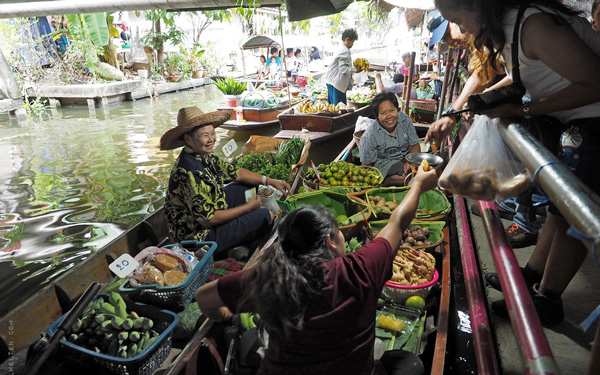 Review chợ nổi Thái Lan đầy đủ và chi tiết nhất | Saigon Star Travel Vì ít thuyền cho khách tham quan nên khu chợ có phần yên tĩnh hơn những chợ nổi khác