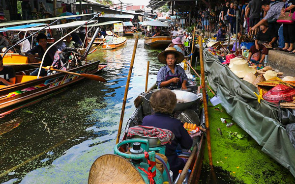 Chợ rất đông đúc với hàng quán san sát và lượng khách du lịch tham quan, mua sắm lớn