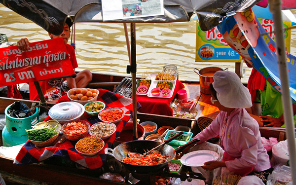 Review chợ nổi Thái Lan đầy đủ và chi tiết nhất | Saigon Star Travel Buổi trưa là thời điểm người dân và khách du lịch tại đây rất đông