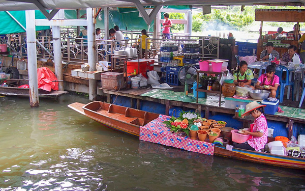 Review chợ nổi Thái Lan đầy đủ và chi tiết nhất | Saigon Star Travel Nhiều hàng hóa, đổ thủ công được chào bán với giá tương đối rẻ