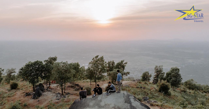 Núi Chứa Chan Gia Lào - Chinh phục Nóc nhà của Đồng Nai | Saigon Star Travel Ngắm hoàng hôn trên đỉnh núi
