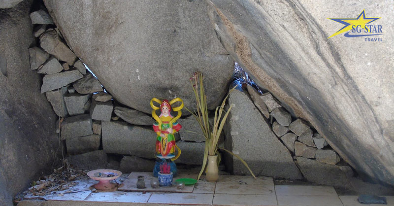 Núi Chứa Chan Gia Lào - Chinh phục Nóc nhà của Đồng Nai | Saigon Star Travel Bên trong mật khu Hầm Hinh