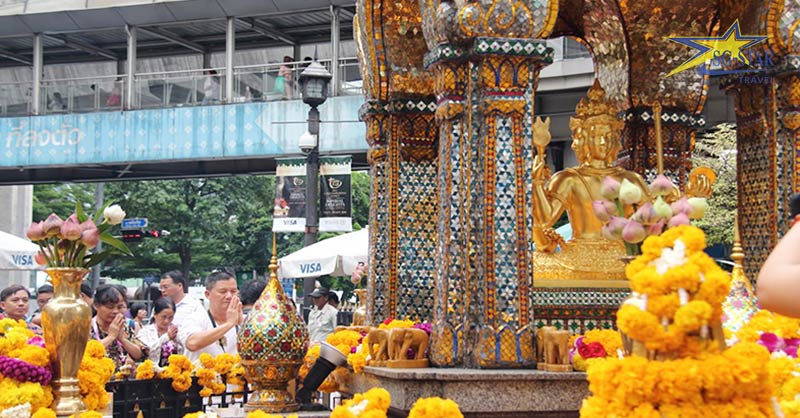 Review du lịch Thái Lan: Phật 4 Mặt linh thiêng | Saigon Star Travel Người dân Thái tỏ lòng trước tượng Phật 4 mặt