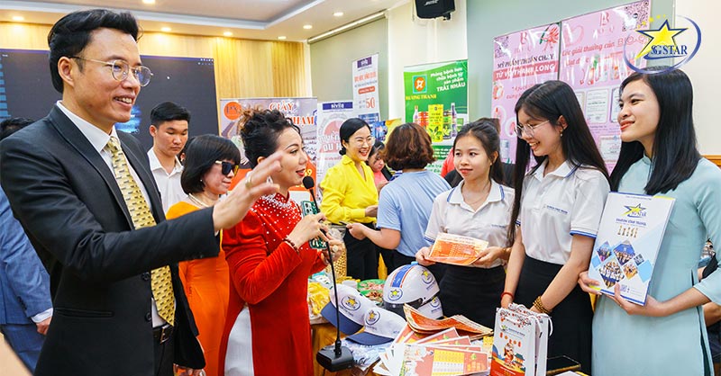 Saigon Star Travel tham dự Sự kiện ra mắt CLB Doanh nhân & Nghệ sĩ yêu Nghệ thuật | Saigon Star Travel saigon star tham du su kien ra mat clb doanh nhan va nghe si yeu nghe thuat 7