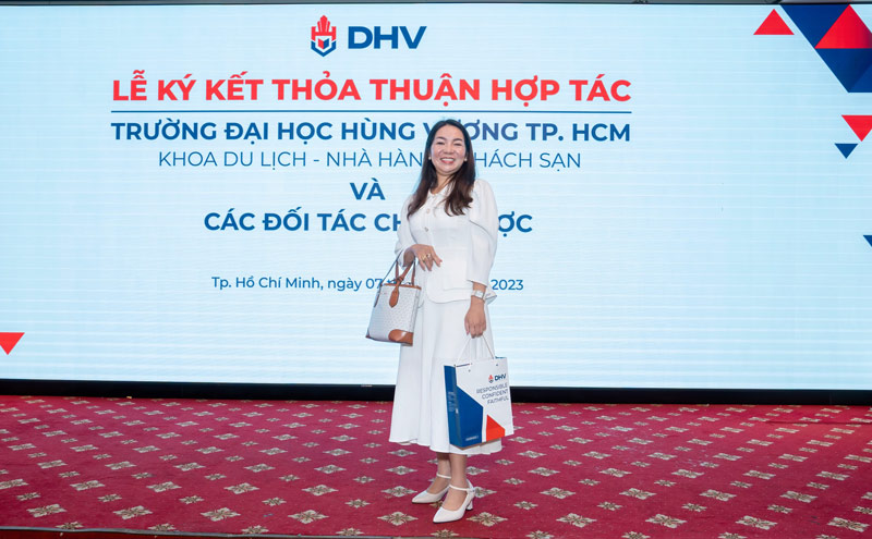 Công ty Saigon Star ký kết hợp tác với Trường Đại học Hùng Vương TP.HCM | Saigon Star Travel saigon star travel ky ket hop tac voi dh hung vuong tphcm 5