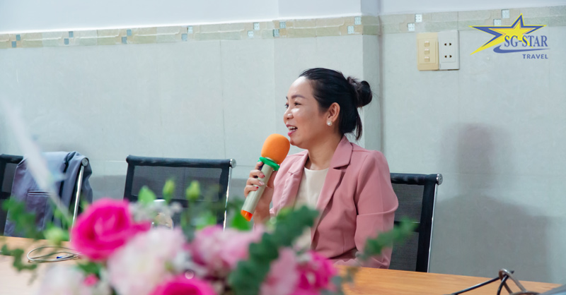 Saigon Star Travel Tổ Chức Cuộc Thi Cắm Hoa Chào Mừng Ngày 20.10 | Saigon Star Travel Mrs. Thanh Thuỷ -Giám đốc điều hành kiêm ban giám khảo, phát biểu tại cuộc thi
