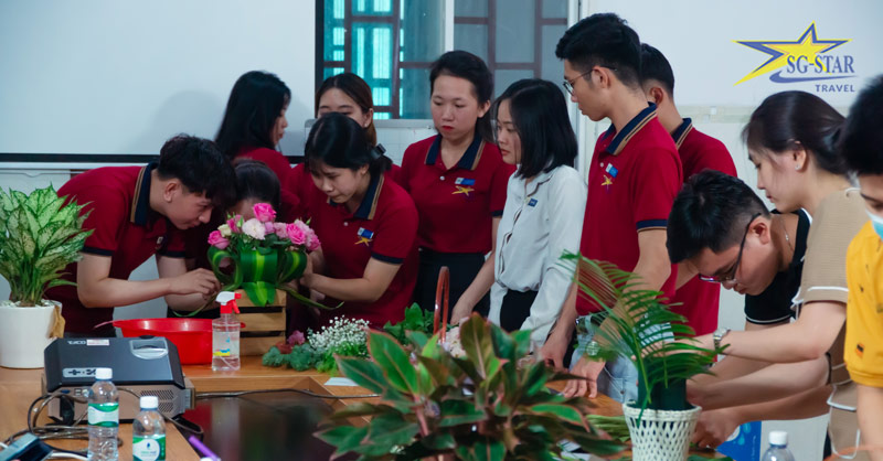 Saigon Star Travel Tổ Chức Cuộc Thi Cắm Hoa Chào Mừng Ngày 20.10 | Saigon Star Travel Không khí tập trung và tỉ mỉ của các đội