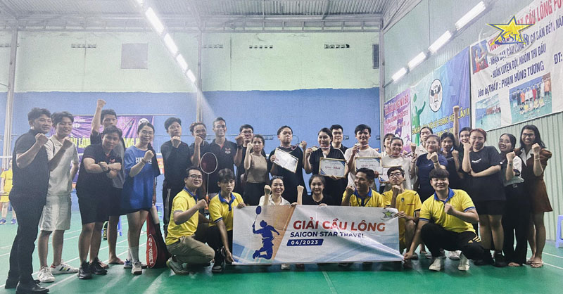 Tập thể CĐV và VĐV Saigon Star cùng chụp tấm ảnh lưu niệm