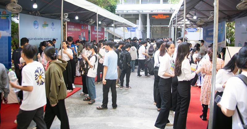 Saigon Star đồng hành cùng Đại Học Sài Gòn tại Ngày Hội Việc Làm - Lần 3 2024 | Saigon Star Travel Không khí nhộn nhịp tại Ngày hội Việc làm Lần 3 2024