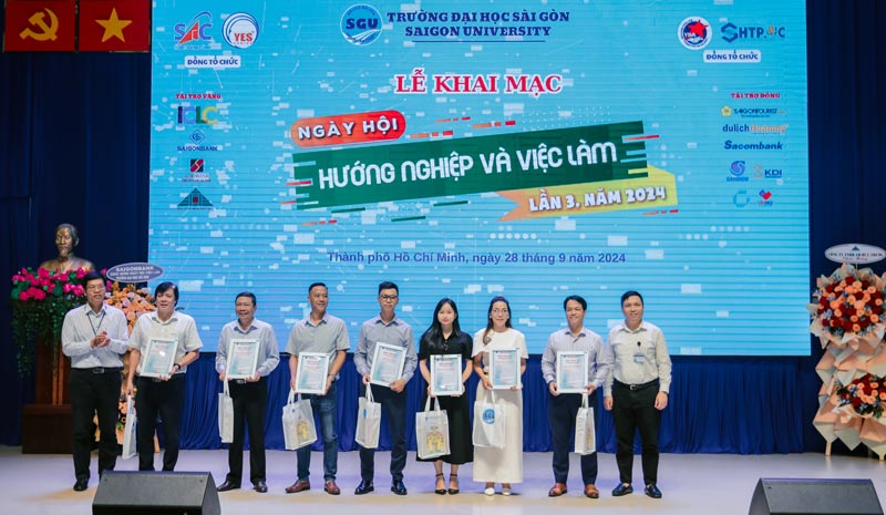 Saigon Star đồng hành cùng Đại Học Sài Gòn tại Ngày Hội Việc Làm - Lần 3 2024 | Saigon Star Travel Saigon Star Travel cùng các đơn vị khác nhận lưu niệm của Trường