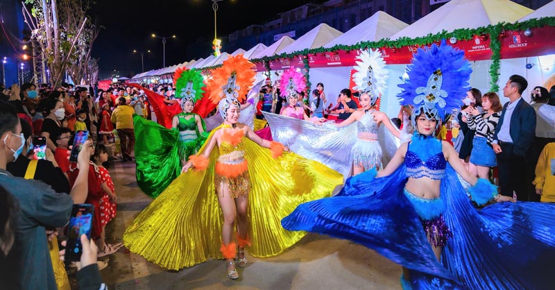 Saigon Star Travel tung ưu đãi hấp dẫn tại hội chợ âm nhạc Đức Hòa Long An | Saigon Star Travel Các vũ công với các màn biểu diễn đặc sắc tại hội chợ âm nhạc Long An