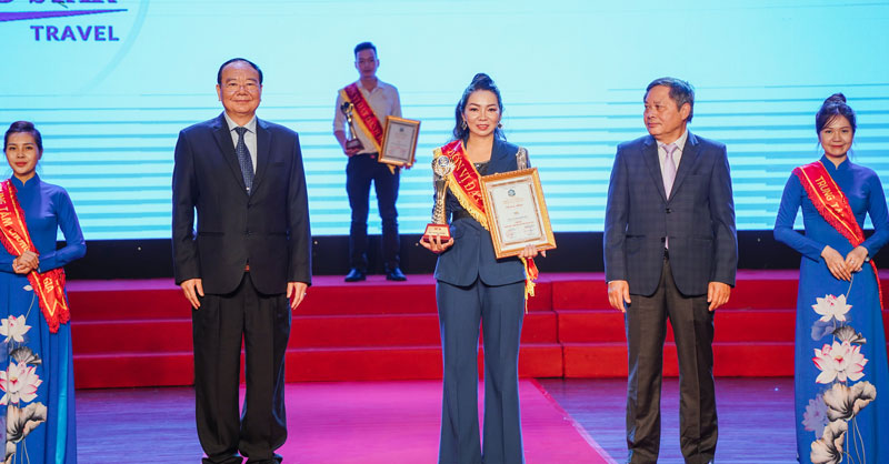 Saigon Star Travel Đạt Top 10 “Thương hiệu - Nhãn Hiệu Nổi Tiếng Đất Việt Năm 2022” | Saigon Star Travel Saigon Star Travel Vinh dự nhận Giải thưởng Thương hiệu Nổi tiếng Đất Việt 2022