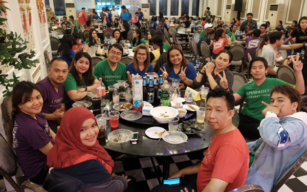 Thưởng thức bia trước giờ diễn