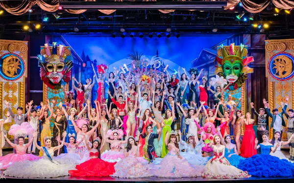 Show APHRODITE CABARET - Show diễn của những nữ thần | Saigon Star Travel Khán giả cũng có thể tương tác trực tiếp với các tiết mục